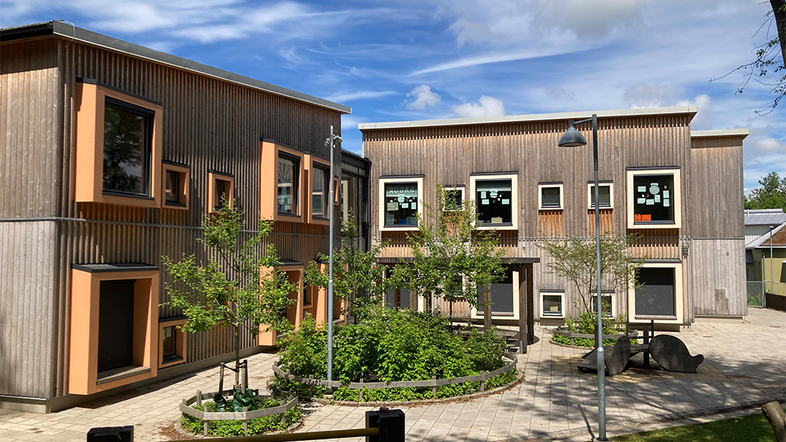 En fotograferad bild på Förskolan hoppet en fin sommardag. 