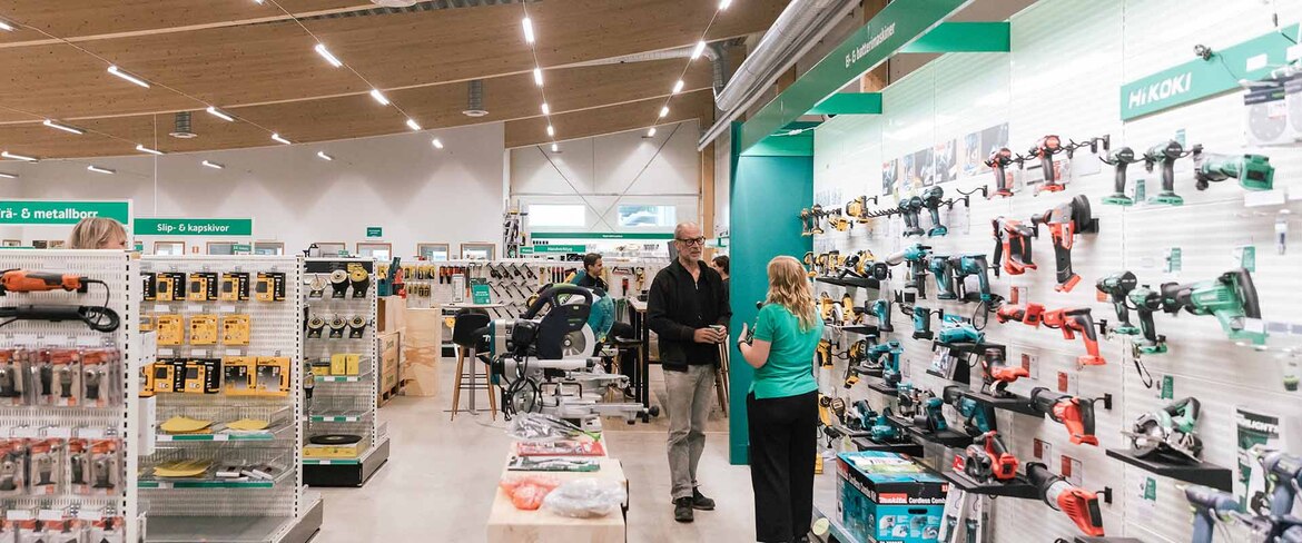 I en utav Deromes bygghandelsaffärer får en kund hjälp av personalen att välja verktyg inför ett byggprojekt. 
