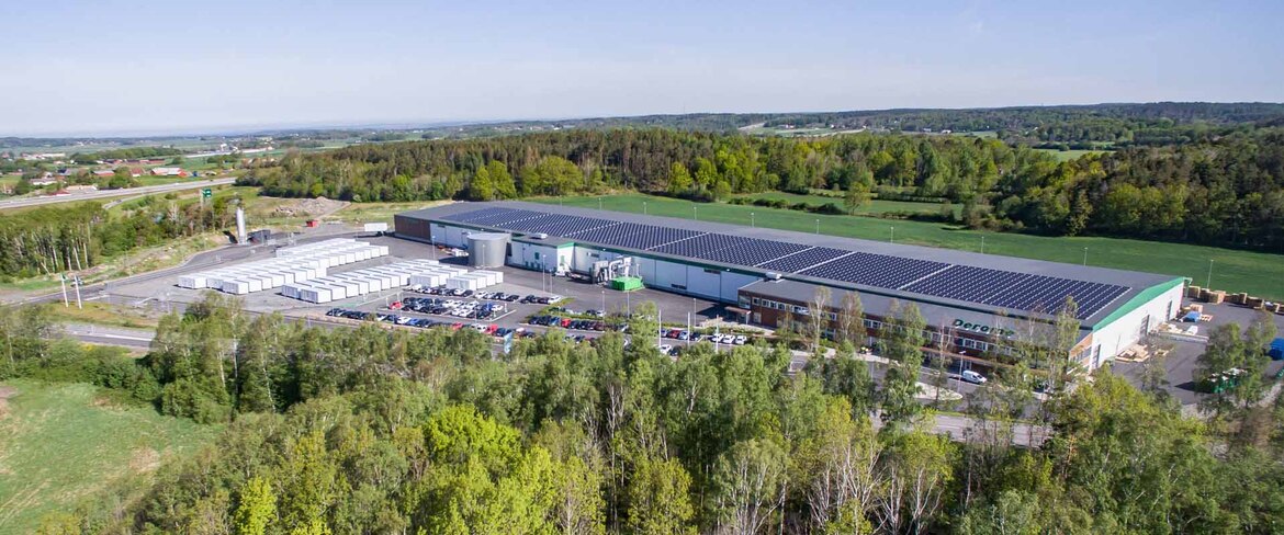 En av Deromes husfabriker som ligger i ett grönskande område.