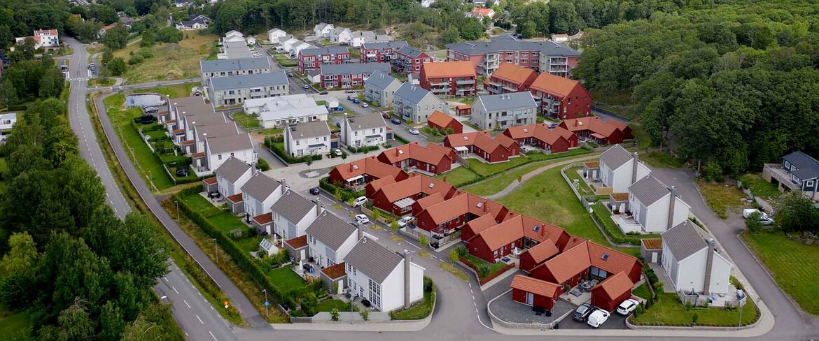 Bostadsområde byggt av Derome i grönskande omgivning. 