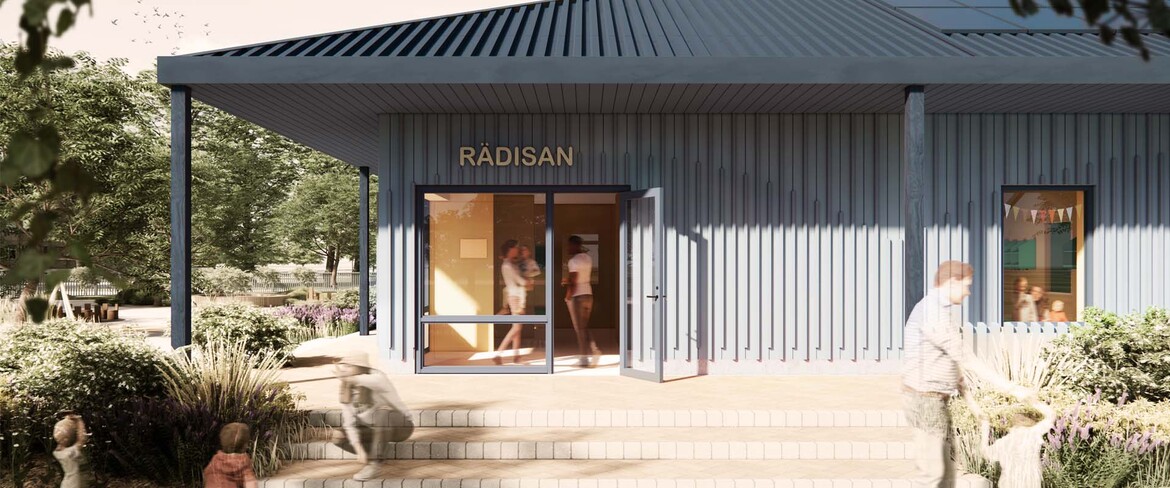 Illustration på byggprojektet Rädisan som har en blå träpanel som omringas av gröna träd och buskar. 