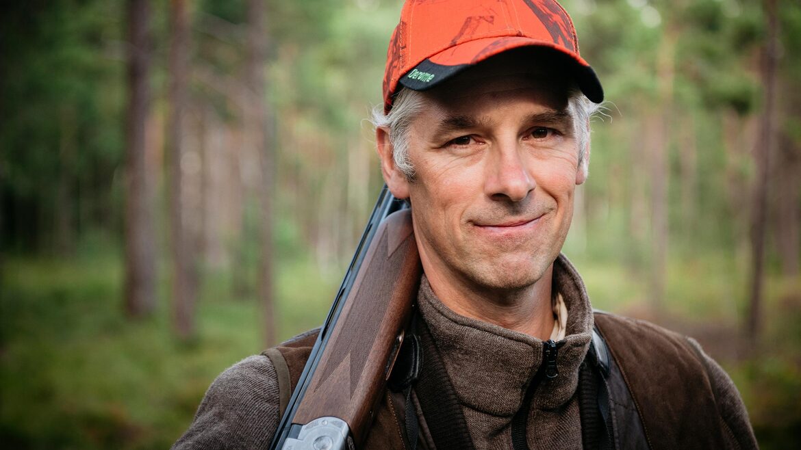 Skogsförvaltaren Patrik Tellnor i skogen
