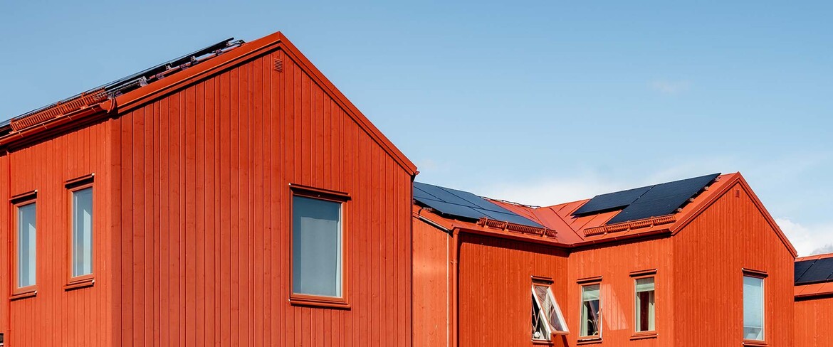 Rödmålad panel på hus