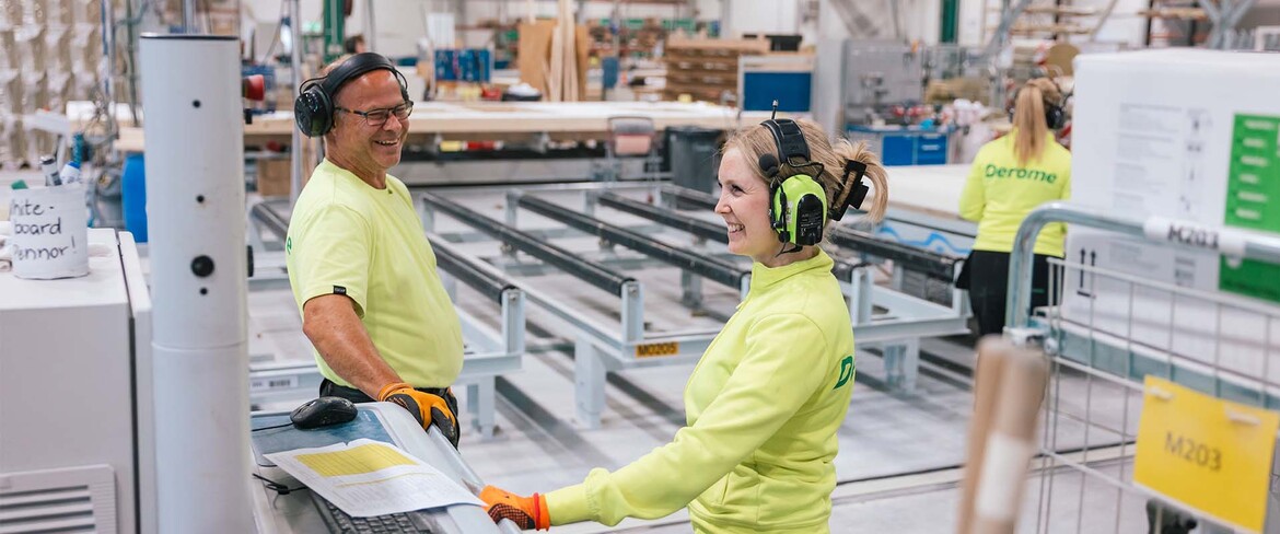 Arbetar i produktion och framställer moduler.